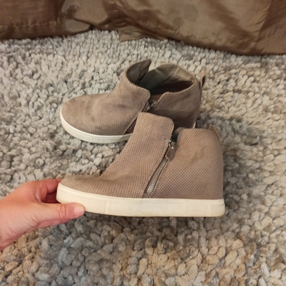 Women's Torrid Gray Faux Suede Ankle Crop Booties Size 7.5 WW - Picture 3 of 8